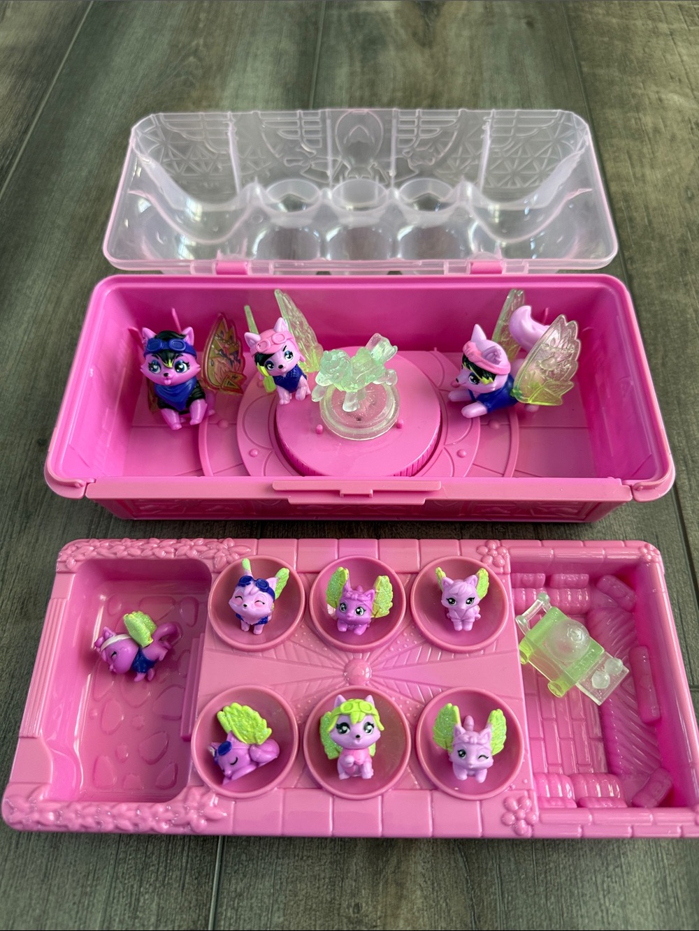 Spin Master Hatchimals CollEGGtibles Rainbow-cation Wolf Family Carton playset